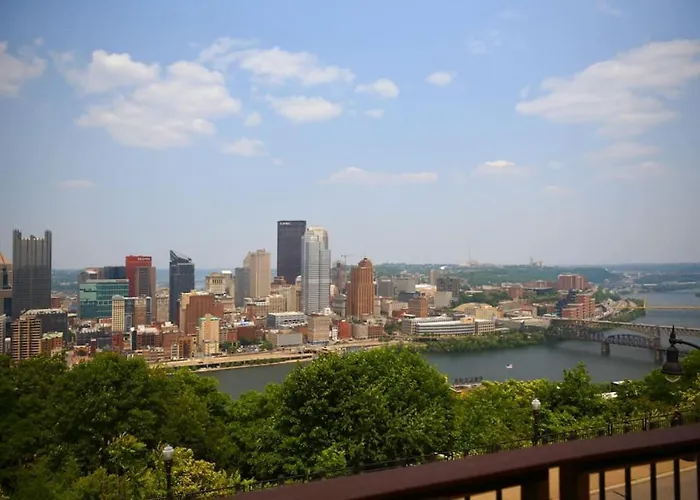 Hostwise - Grandview Penthouse - Sweeping Views, High End Living Apartment