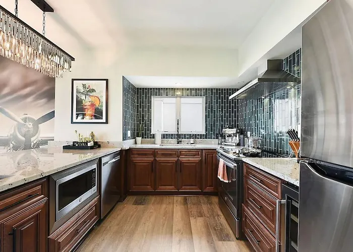 Apartment Hostwise - Grandview Penthouse - Sweeping Views, High End Living