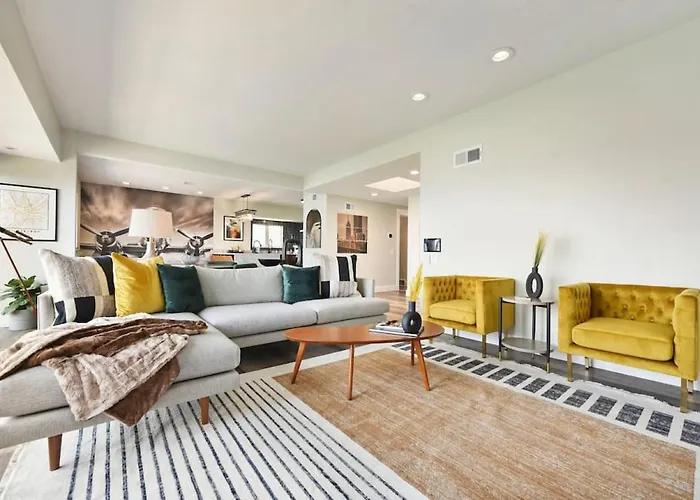 Apartment Hostwise - Grandview Penthouse - Sweeping Views, High End Living *