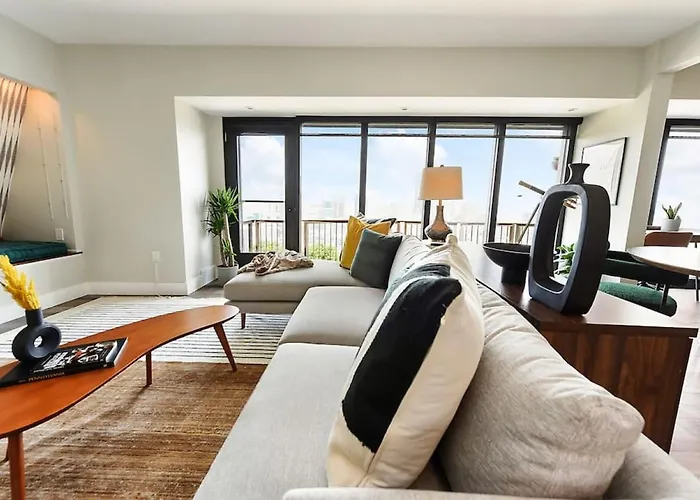 Hostwise - Grandview Penthouse - Sweeping Views, High End Living Apartment