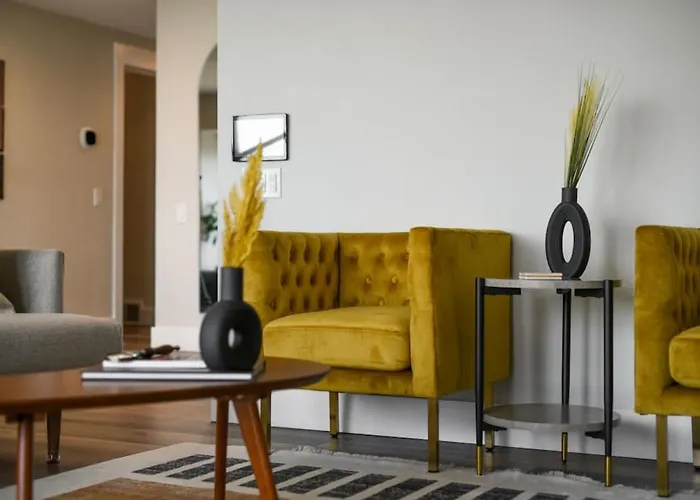 Apartment Hostwise - Grandview Penthouse - Sweeping Views, High End Living