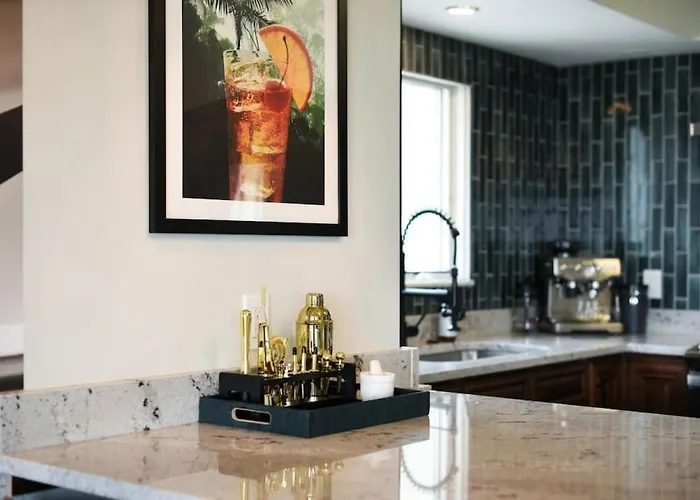 Hostwise - Grandview Penthouse - Sweeping Views, High End Living Apartment