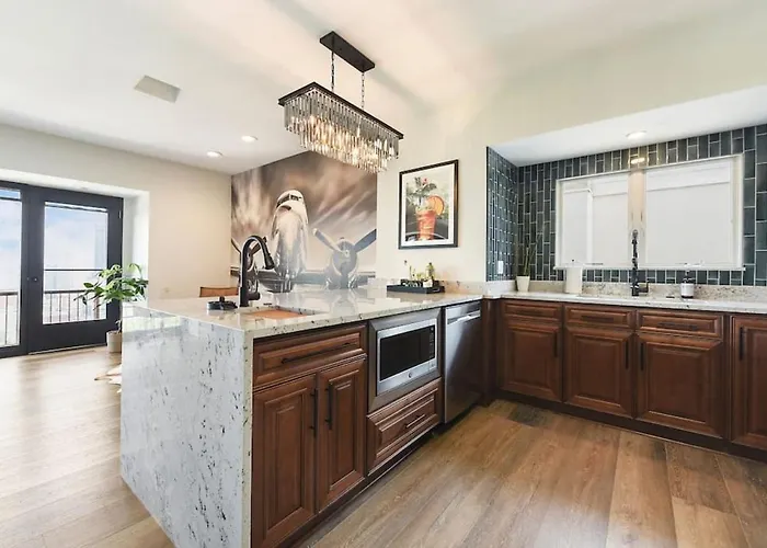 Apartment Hostwise - Grandview Penthouse - Sweeping Views, High End Living *