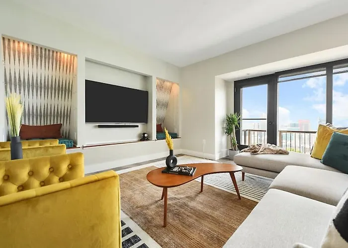 Hostwise - Grandview Penthouse - Sweeping Views, High End Living Apartment *