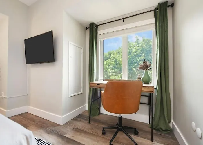 Hostwise - Grandview Penthouse - Sweeping Views, High End Living Apartment