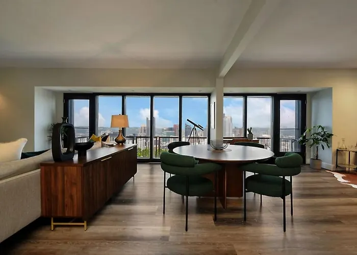 Apartment Hostwise - Grandview Penthouse - Sweeping Views, High End Living *