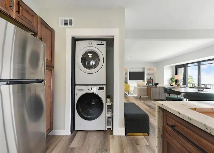 Hostwise - Grandview Penthouse - Sweeping Views, High End Living Apartment *