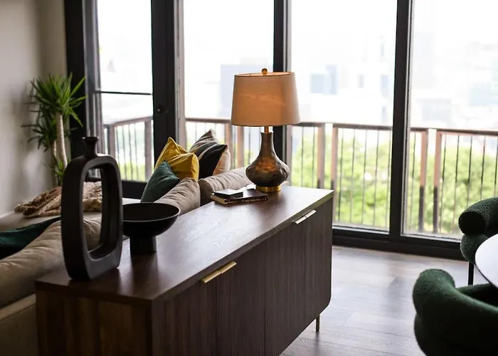 Hostwise - Grandview Penthouse - Sweeping Views, High End Living Apartment *